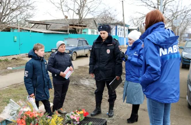 Сотрудники полиции пресекают незаконную продажу первоцветов