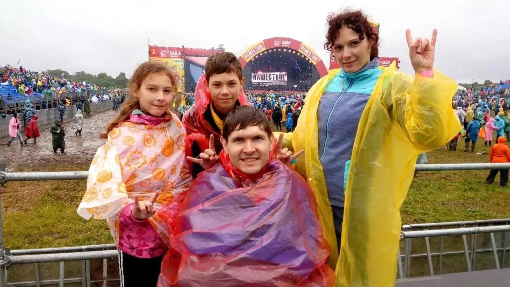 Александр Киряков с семьёй на фестивале Нашествие