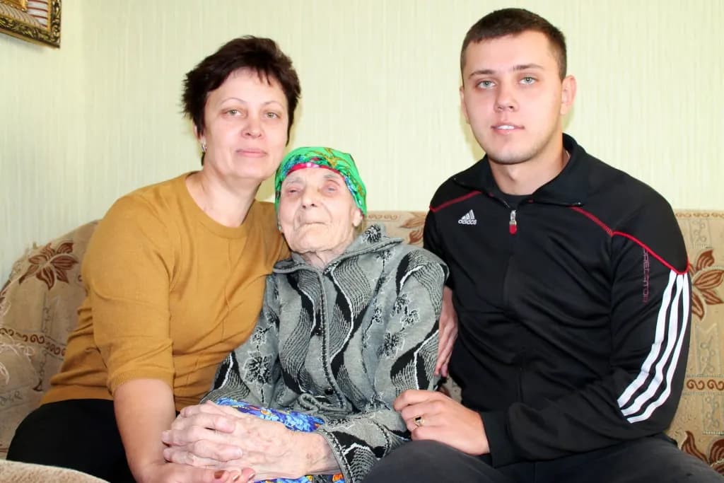 Анна Желтоусова с внучкой и правнуком