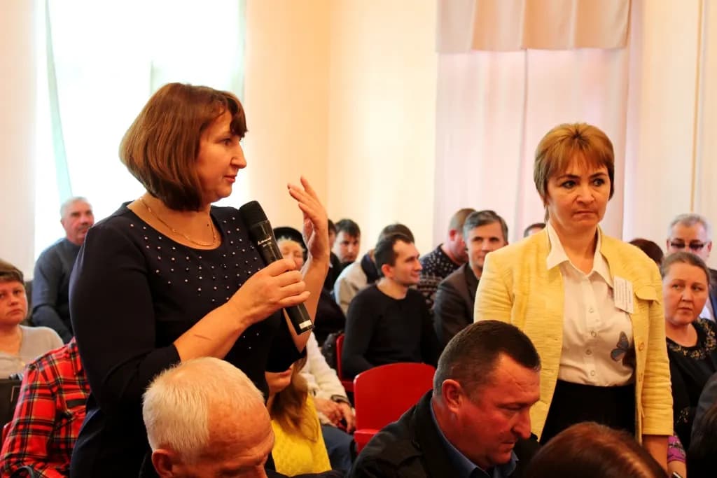 Беноковцы обсуждают ситуацию в селе