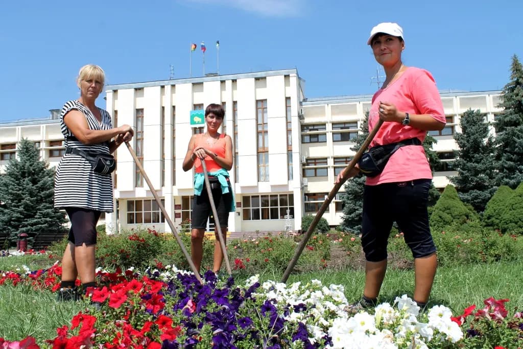 Чистый посёлок на площади Мира