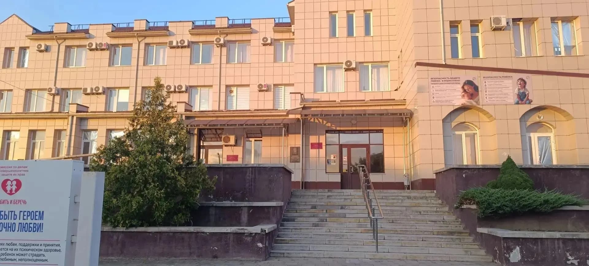 Территорию возле детской поликлиники привели в порядок