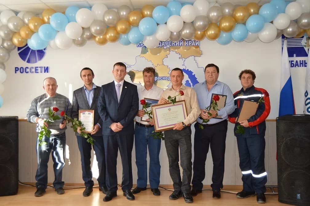 Диспетчера мостовских электрических сетей Александра Федотова наградили в честь профессионального праздника