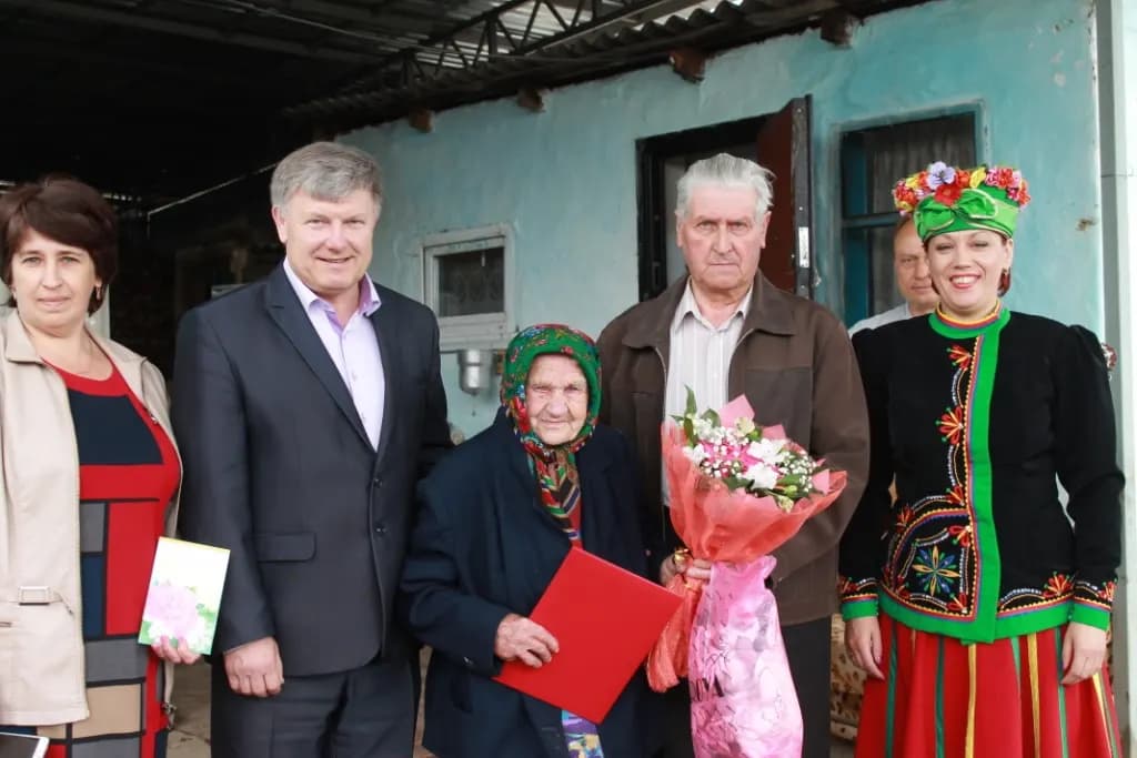 Ирина Вавиловна Иванова принимает поздравления в честь столетнего юбилея