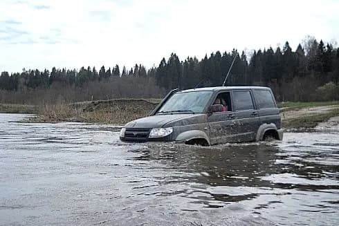 Машина в реке
