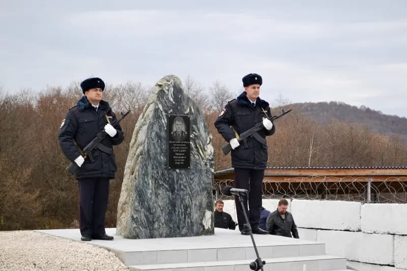 Памятный знак Валерию Мурадову 3