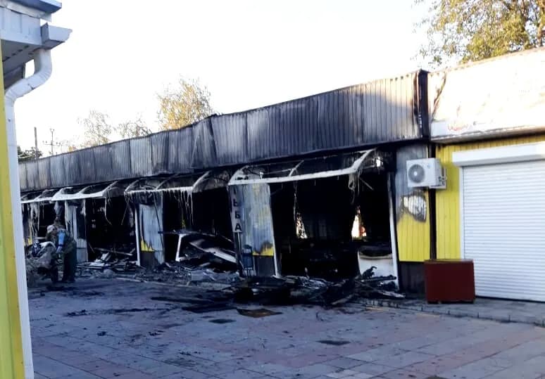 Сгоревшие ларьки на мостовском рынке