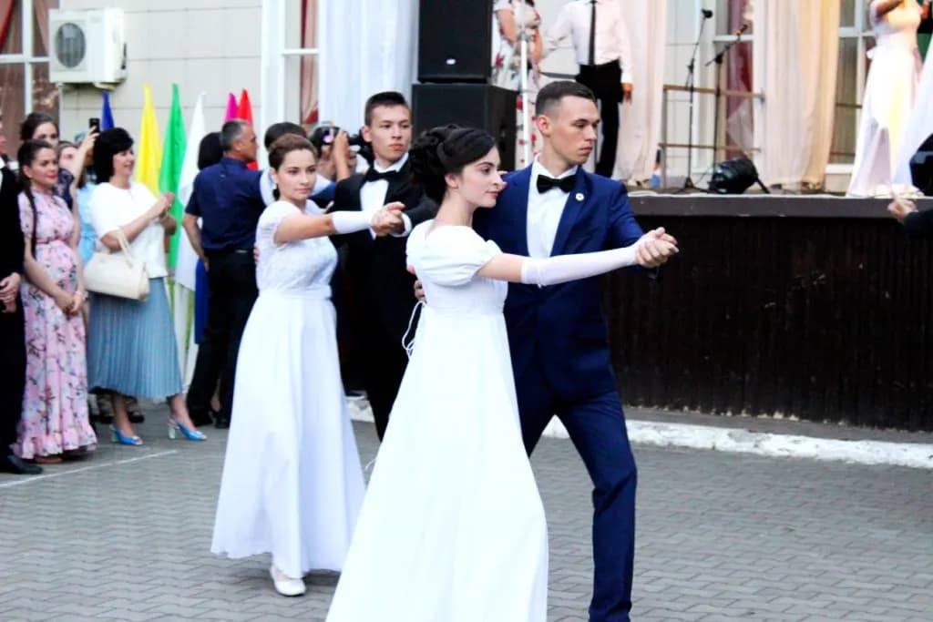 Танцы выпускников