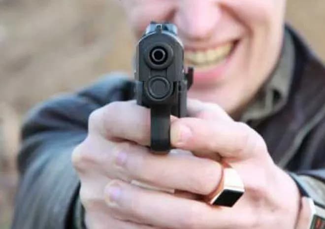 Угрожает пистолетом
