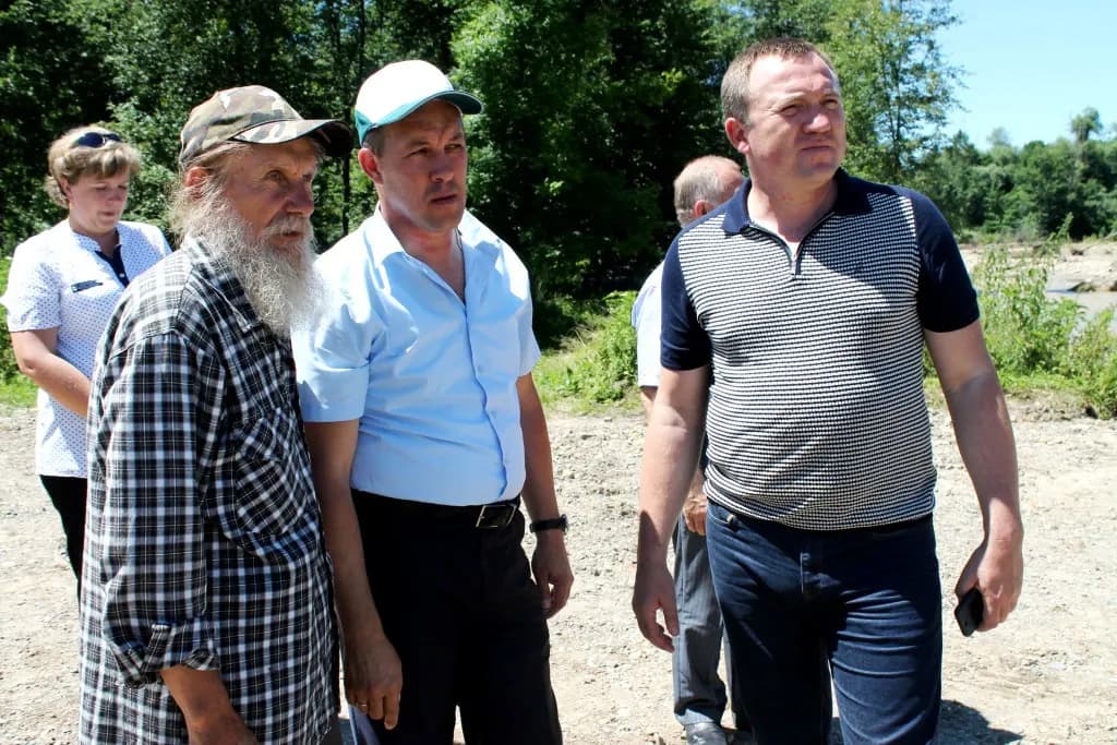 Вице-губернатор Юрий Гриценко (справа) в селе Солёном