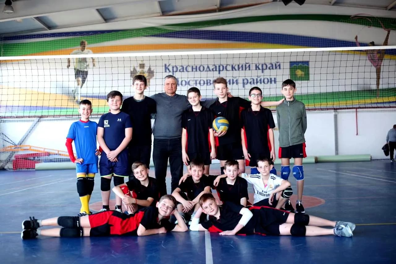 Волейбольная команда спортшколы «Юность»