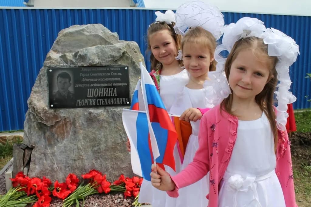 Воспитанники детского сада Рябинка у памятного знака космонавту Шонину